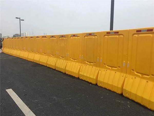 1.jpg 武漢水馬圍擋.jpg